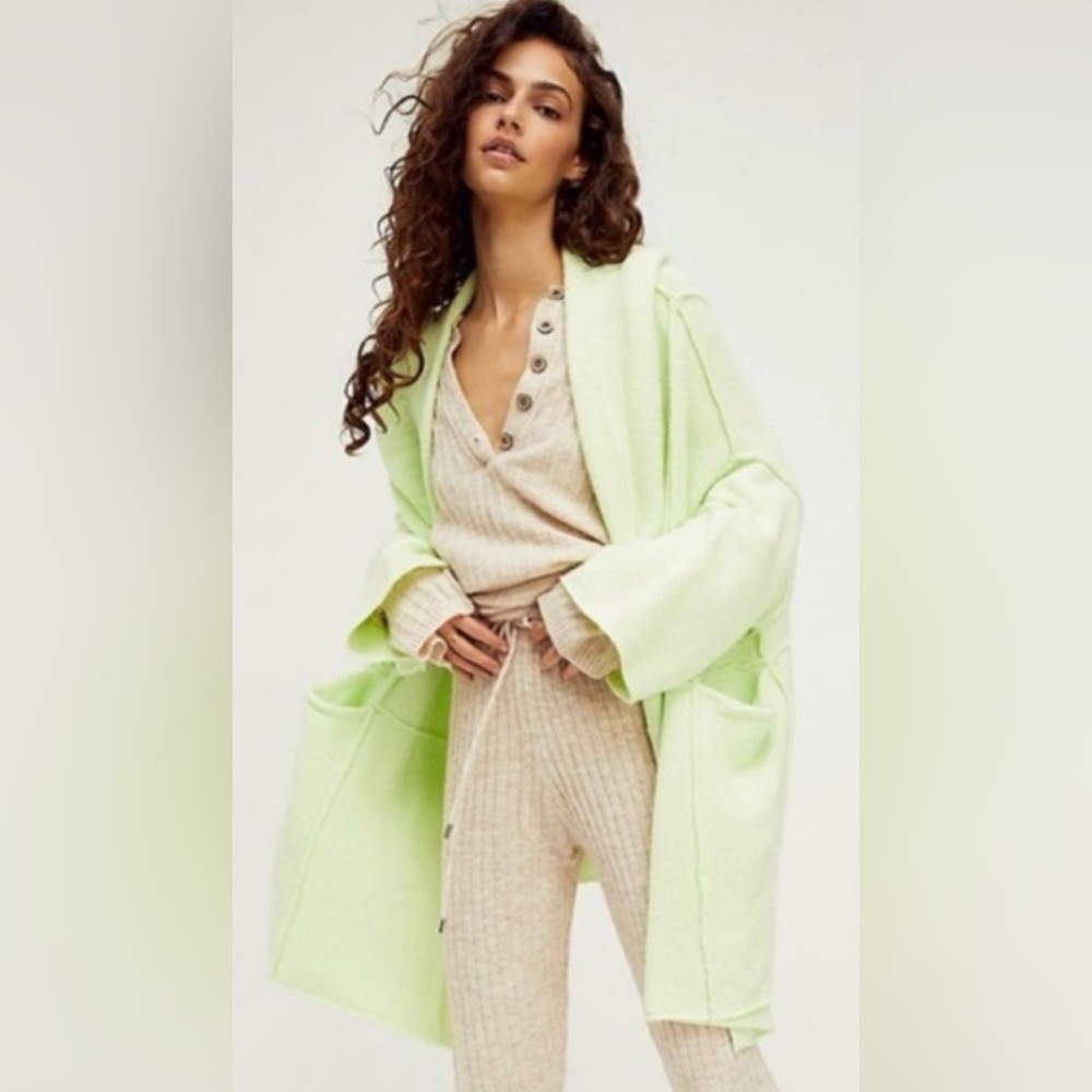 Free people livin in this cardi sweater